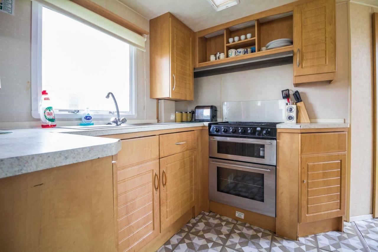 6 Berth Caravan For Hire At Martello Beach Holiday Park In Essex Ref 29017Y Hotell Clacton-on-Sea Exteriör bild