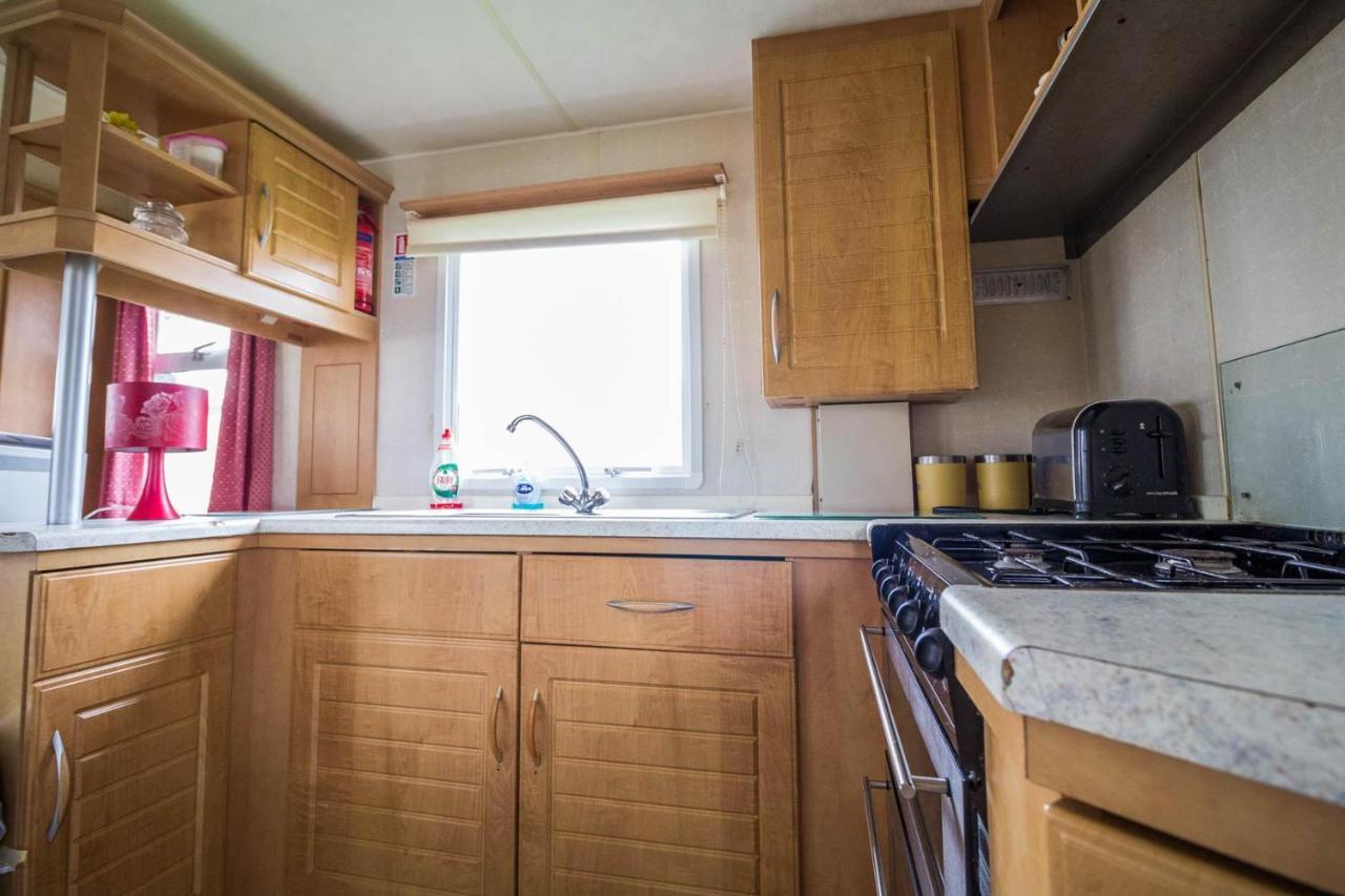 6 Berth Caravan For Hire At Martello Beach Holiday Park In Essex Ref 29017Y Hotell Clacton-on-Sea Exteriör bild
