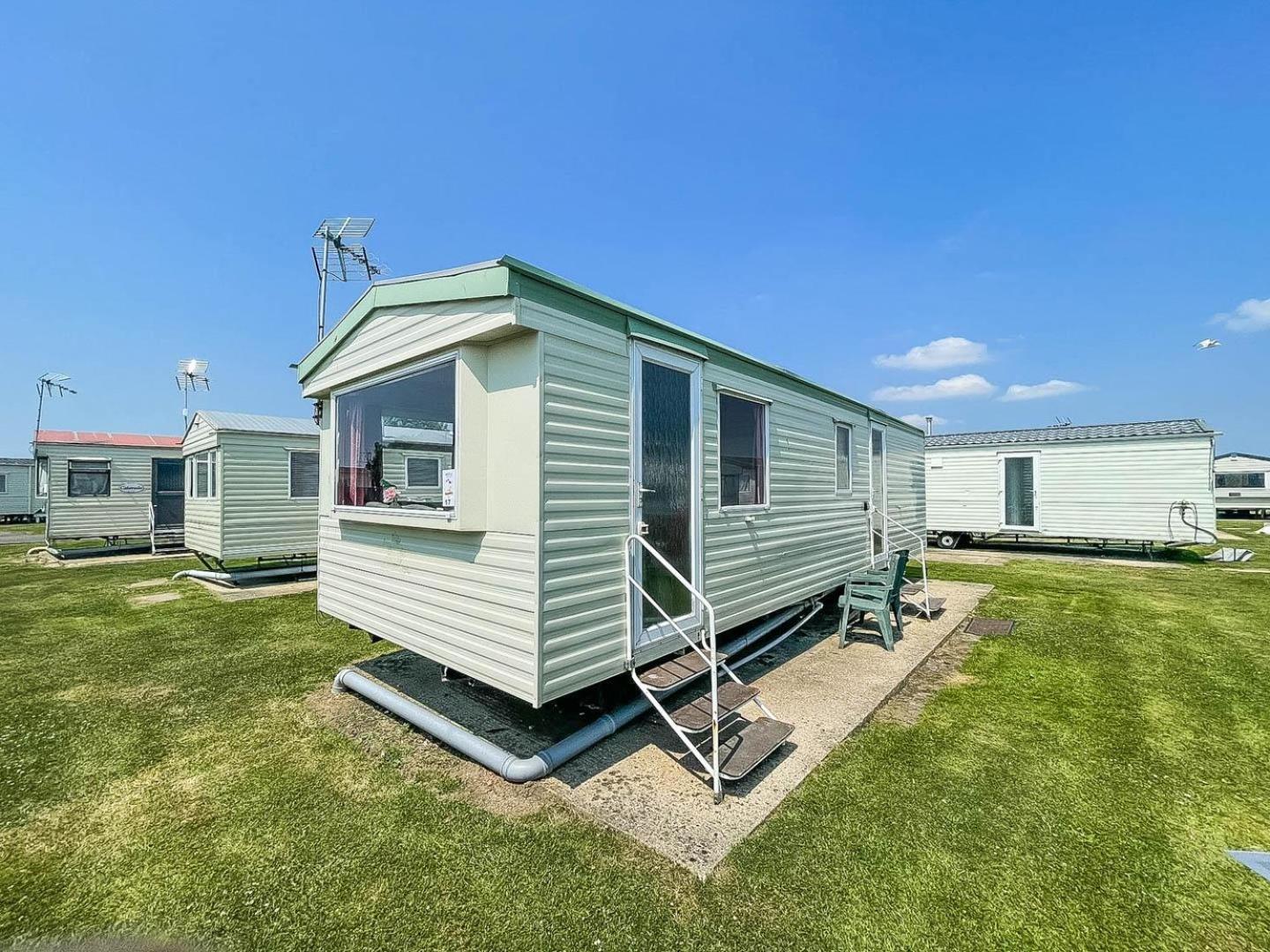 6 Berth Caravan For Hire At Martello Beach Holiday Park In Essex Ref 29017Y Hotell Clacton-on-Sea Exteriör bild